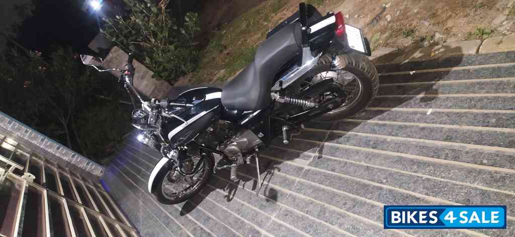 Ebony Black Bajaj Avenger Cruise 220 Ebony Black Bajaj Avenger Cruise 220