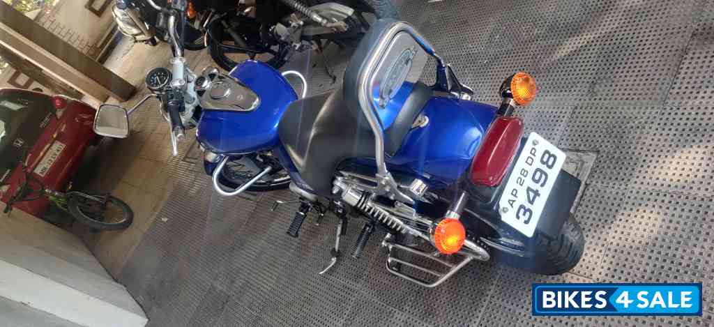 Blue Bajaj Avenger 220 DTS-i