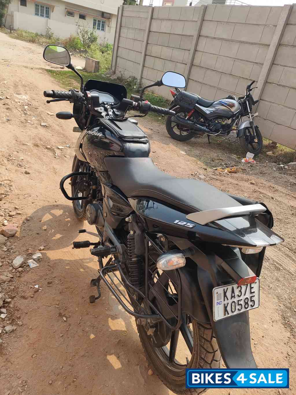 Black And Silver Bajaj Pulsar 125 Black And Silver Bajaj Pulsar 125