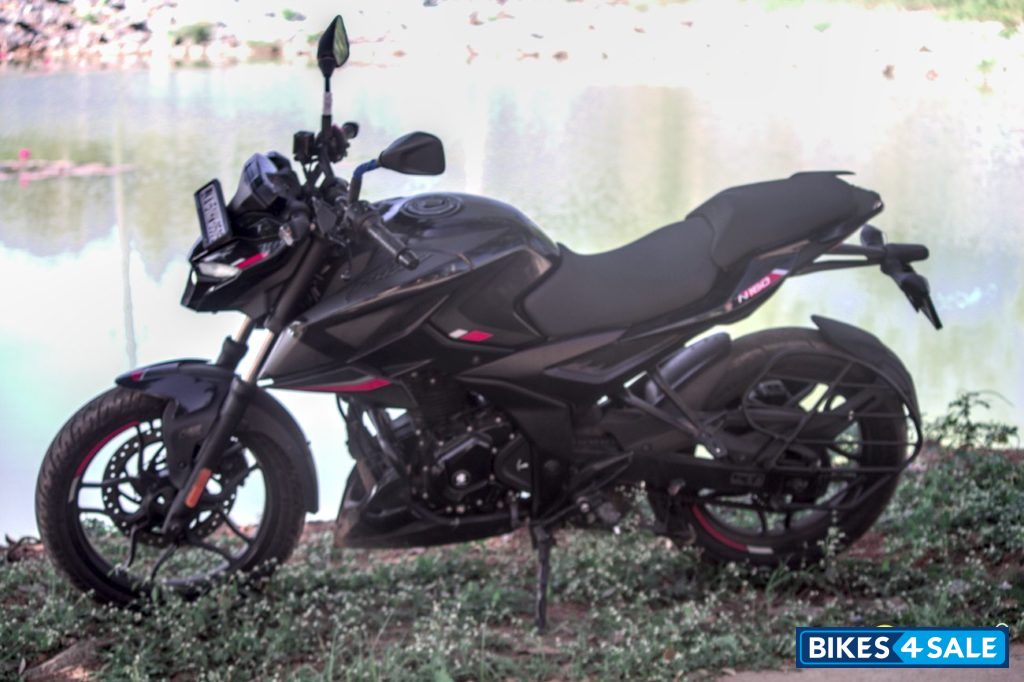 Black Bajaj Pulsar N160 Black Bajaj Pulsar N160