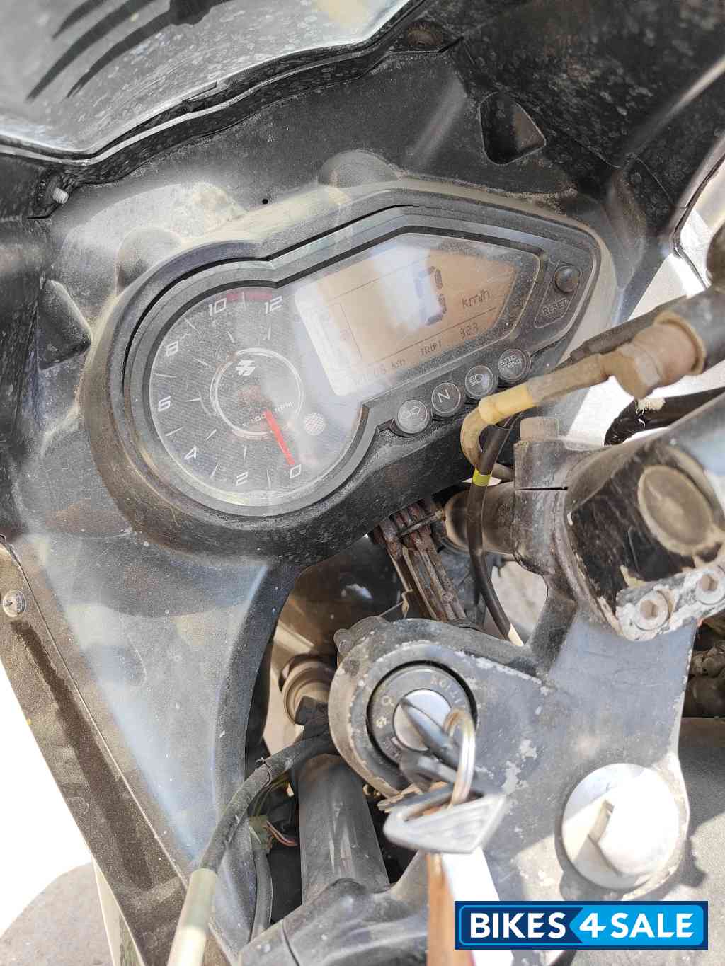 Black Bajaj Pulsar 220F Black Bajaj Pulsar 220F