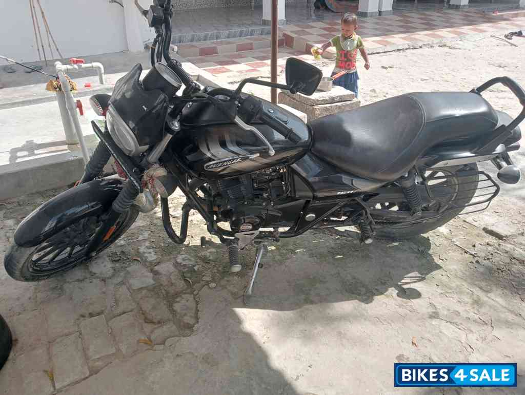 Black Bajaj Avenger Street 160 BS6 Black Bajaj Avenger Street 160 BS6