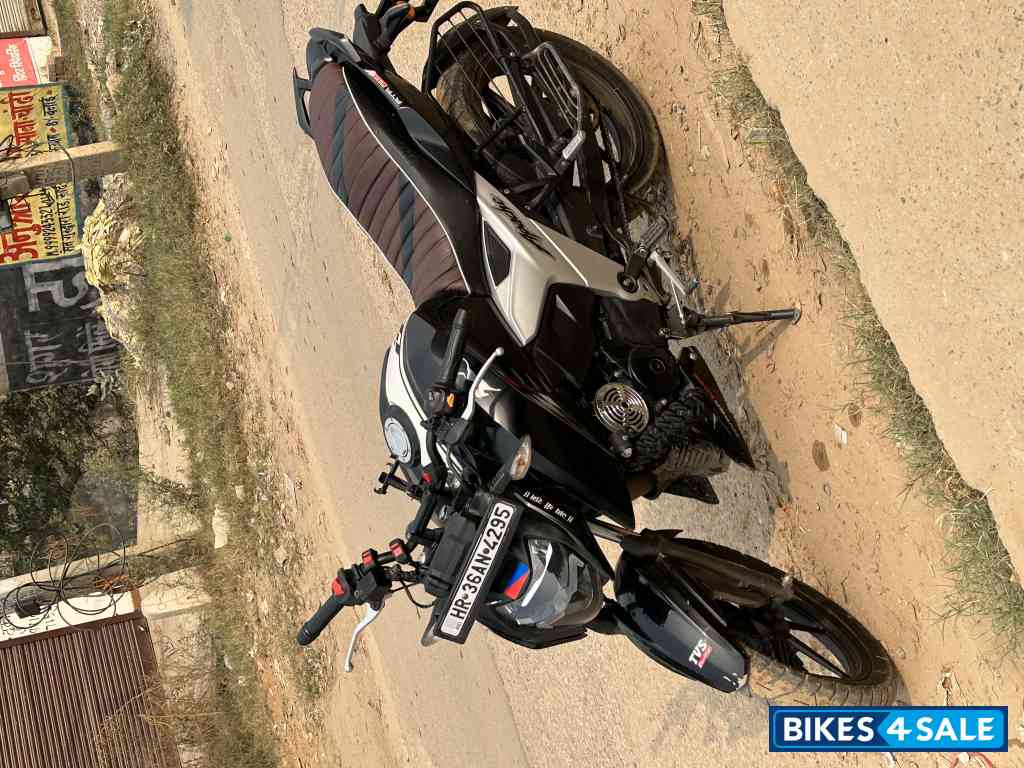 Black TVS Apache RTR 160