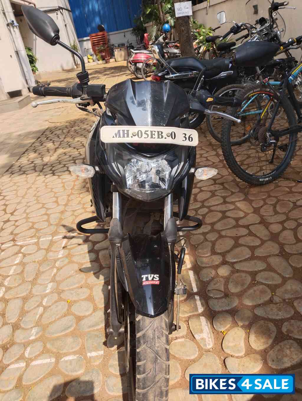 Black & White TVS Apache RTR 160 4V Black & White TVS Apache RTR 160 4V