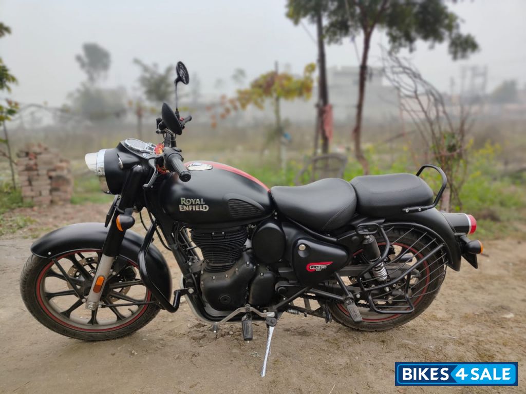 Matte Stealth Black Royal Enfield Classic 350 Dual Channel BS6 Matte Stealth Black Royal Enfield Classic 350 Dual Channel BS6
