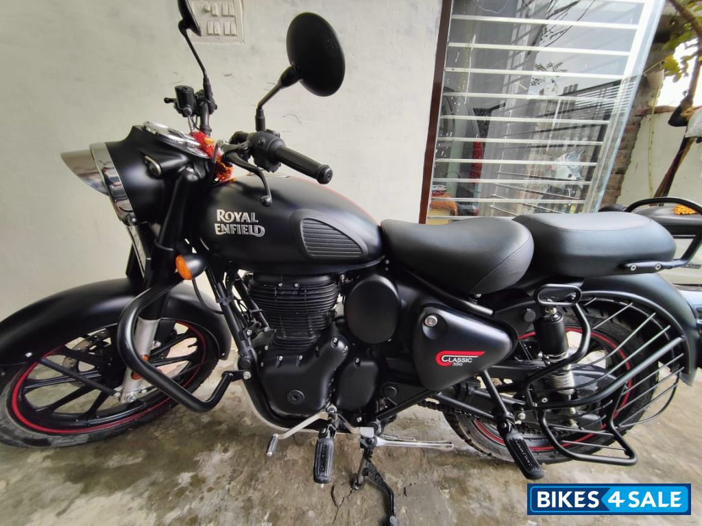 Matte Stealth Black Royal Enfield Classic 350 Dual Channel BS6 Matte Stealth Black Royal Enfield Classic 350 Dual Channel BS6