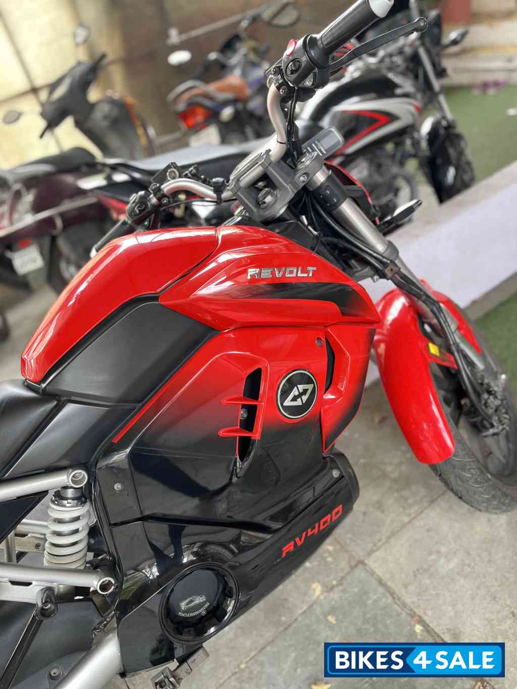 Revolt RV 400 Revolt RV 400