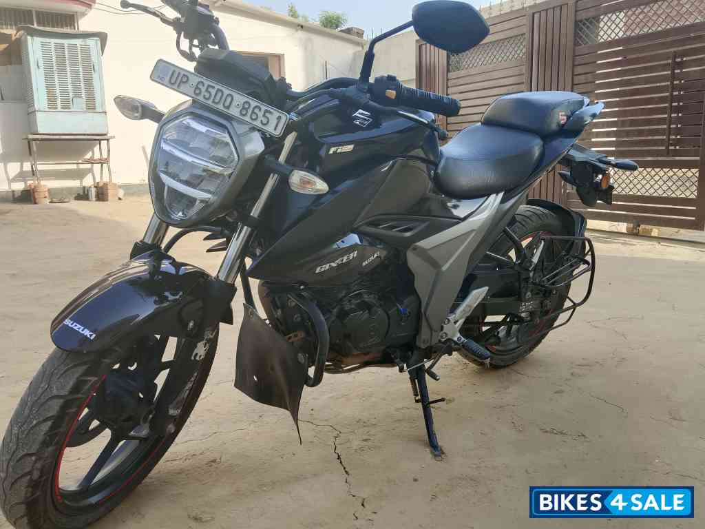 Black Suzuki Gixxer ABS Black Suzuki Gixxer ABS