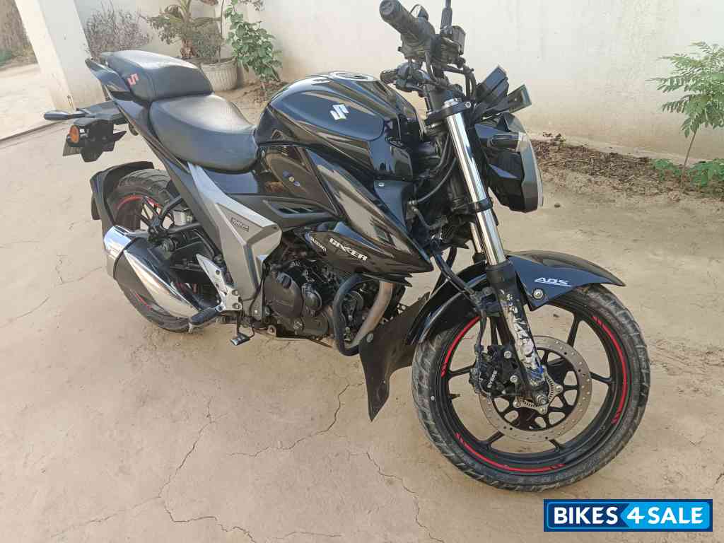 Black Suzuki Gixxer ABS Black Suzuki Gixxer ABS