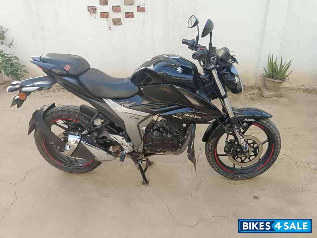 Black Suzuki Gixxer ABS Black Suzuki Gixxer ABS