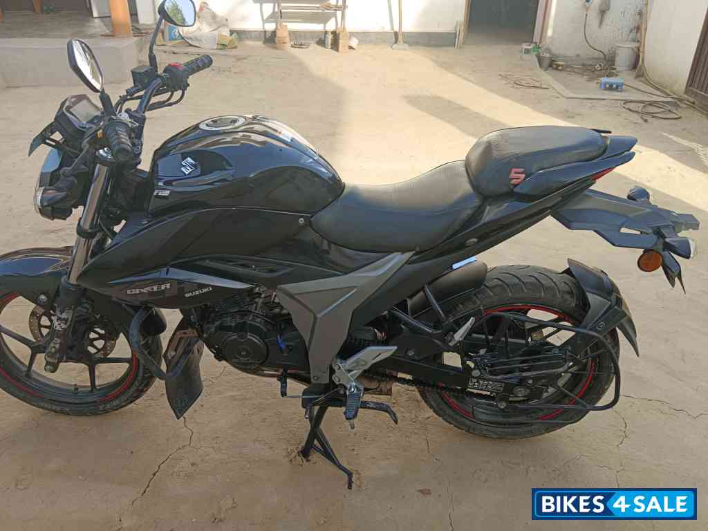 Black Suzuki Gixxer ABS Black Suzuki Gixxer ABS