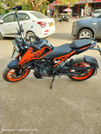 Orange KTM Duke 200 2022