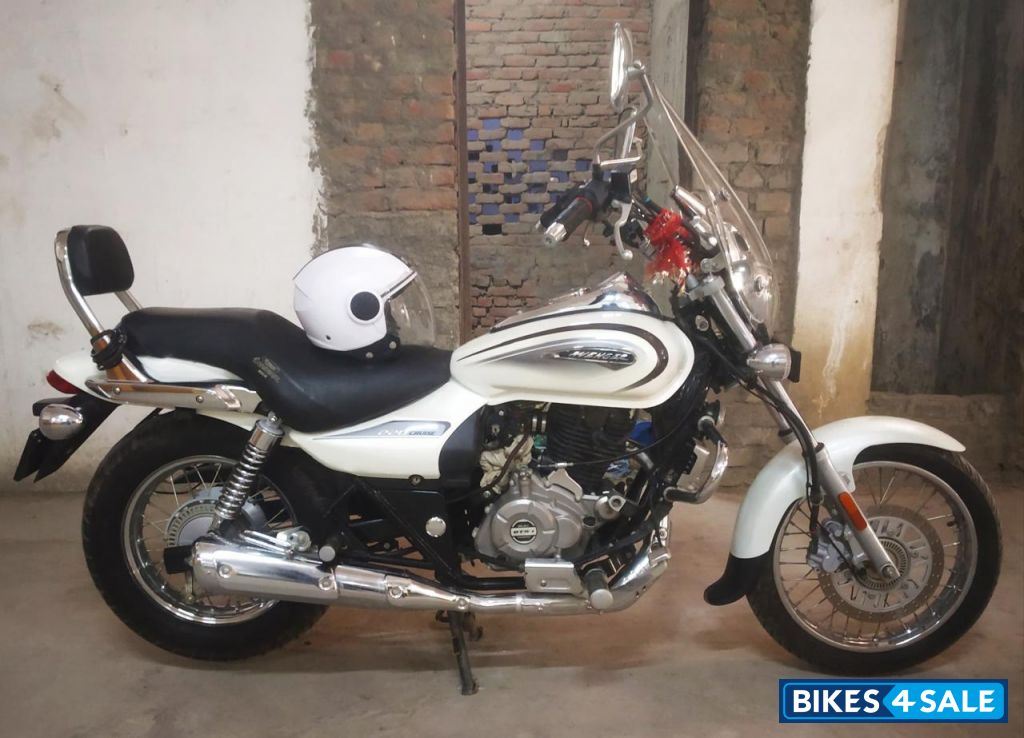 White Bajaj Avenger Cruise 220 BS6