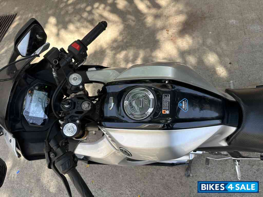 Silver & Blac Yamaha R15M