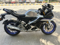 Silver & Blac Yamaha R15M