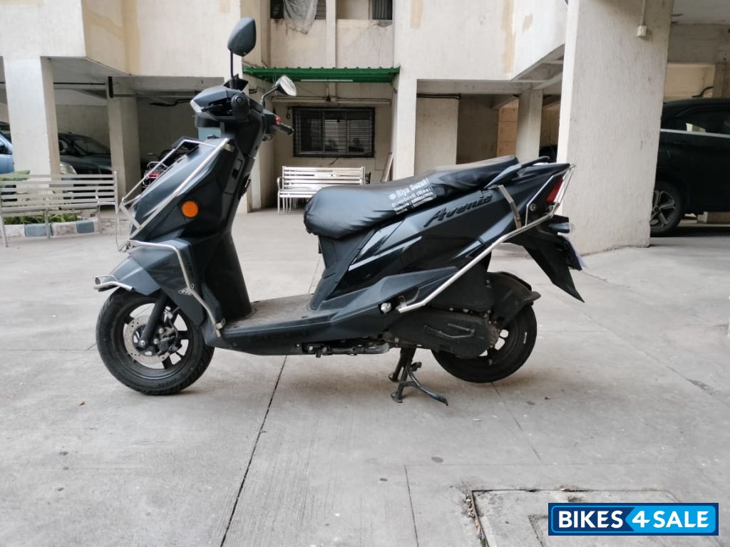 Black Suzuki Avenis 125 Ride Connect Edition