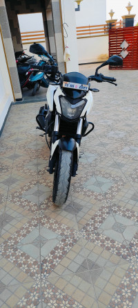 White Bajaj Dominar 400