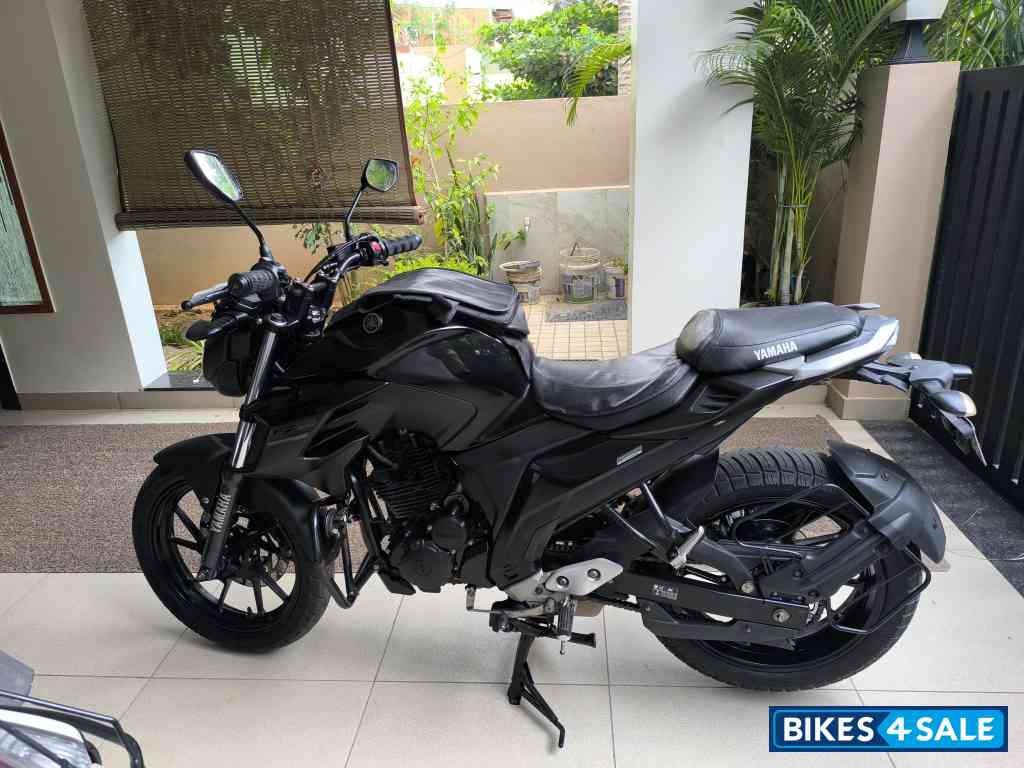 Black Yamaha FZ25 Black Yamaha FZ25