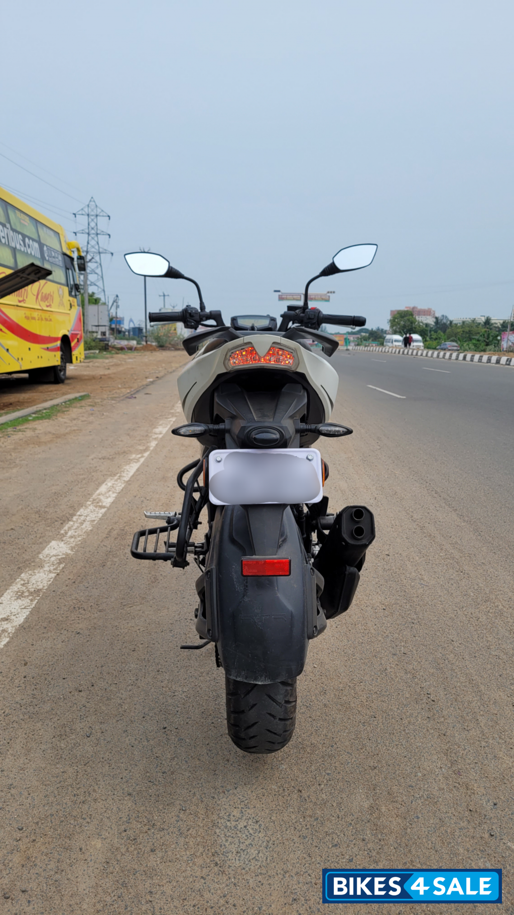 White TVS Apache RTR 200 4V White TVS Apache RTR 200 4V