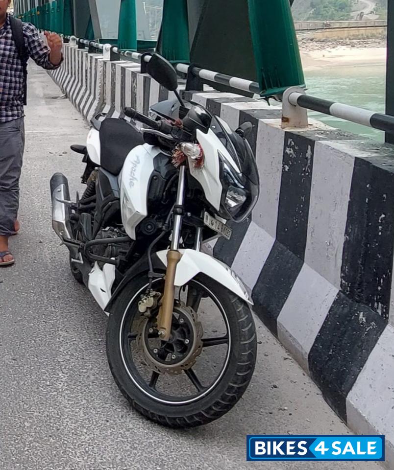 White TVS Apache RTR 180