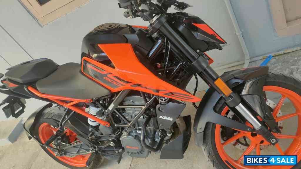 Orange KTM Duke 200 2022 Orange KTM Duke 200 2022