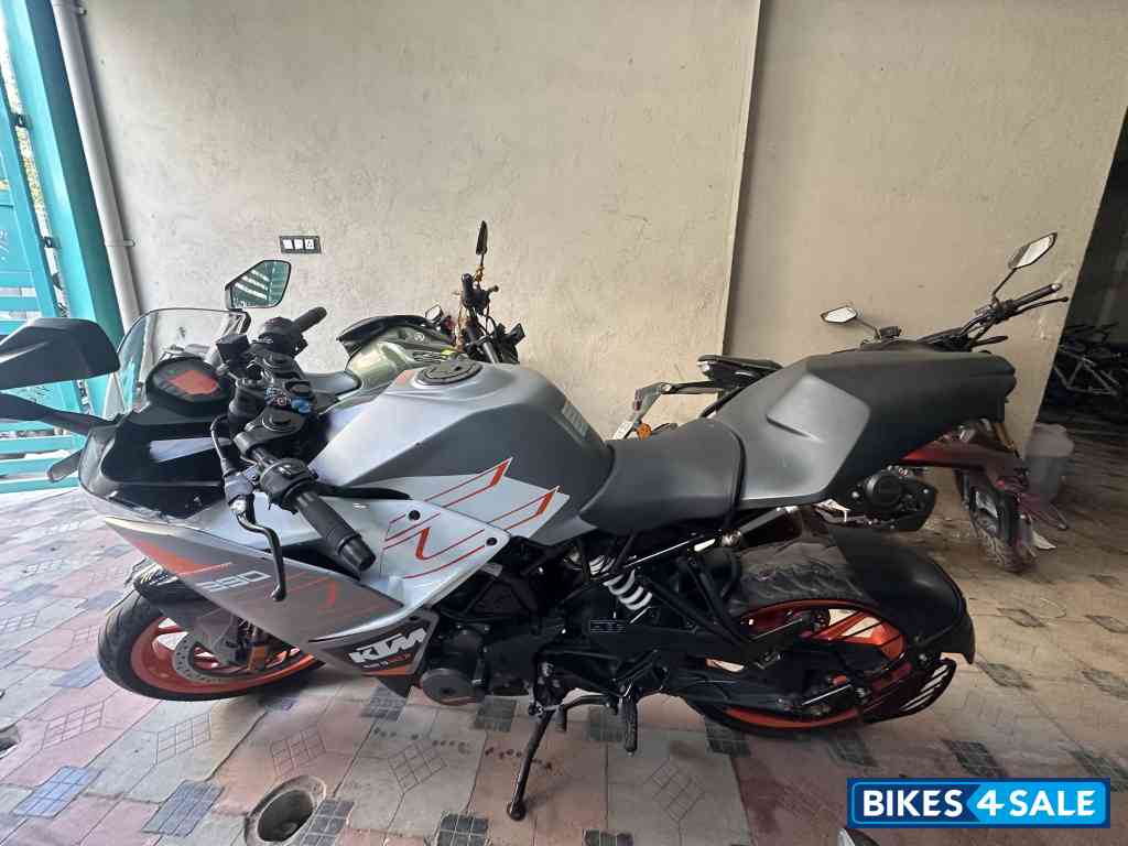 Metallic Silver KTM RC 390