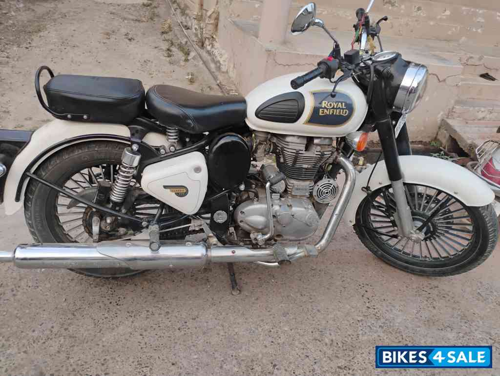 White Royal Enfield Classic 350 White Royal Enfield Classic 350