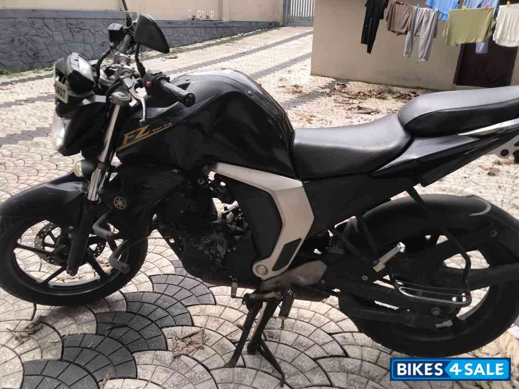 Black Yamaha FZ-S FI V2 Black Yamaha FZ-S FI V2