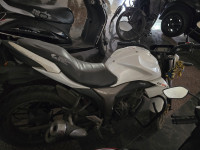 White Suzuki Gixxer 150
