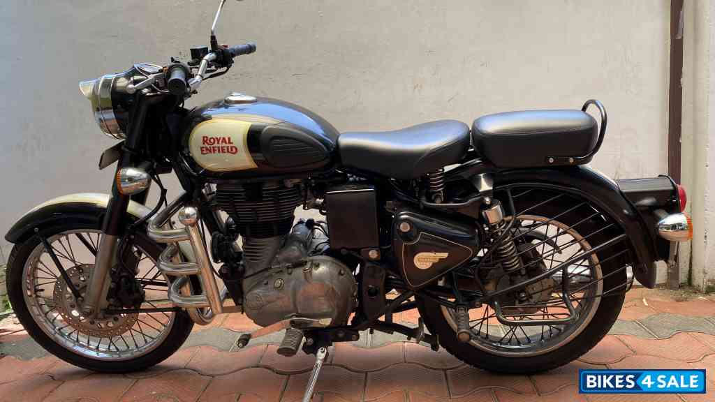 Black Royal Enfield Classic 500