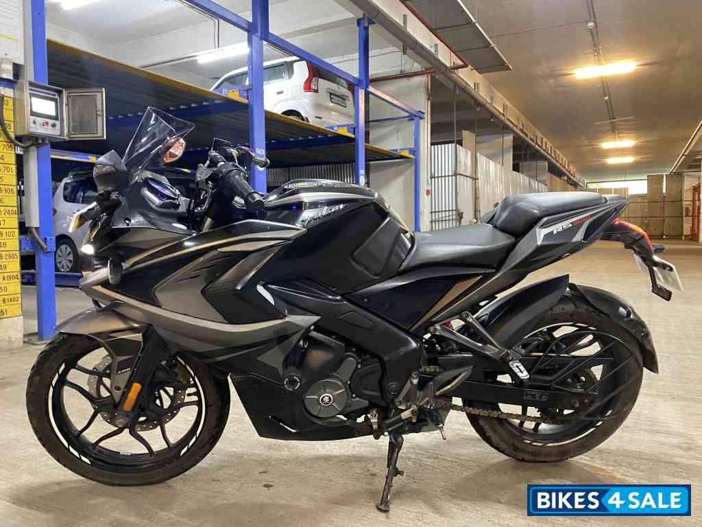 Black Bajaj Pulsar RS 200 BS6 Black Bajaj Pulsar RS 200 BS6