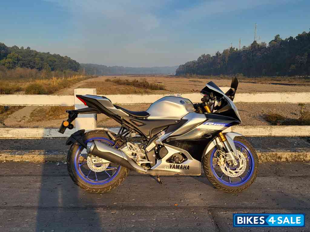 Whit Matallic C Yamaha R15M Whit Matallic C Yamaha R15M