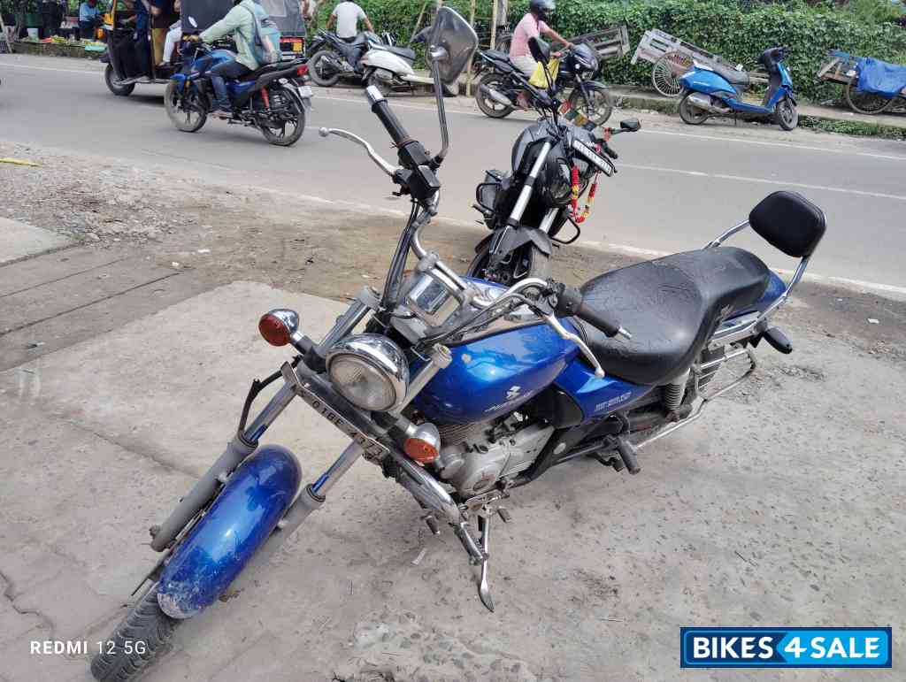 Blue Bajaj Avenger 220 DTS-i