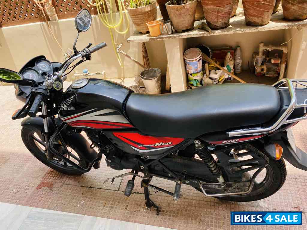Red Black Honda Dream Neo