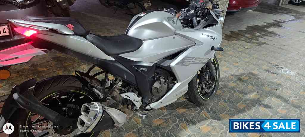 Silver Suzuki Gixxer SF 250 Silver Suzuki Gixxer SF 250