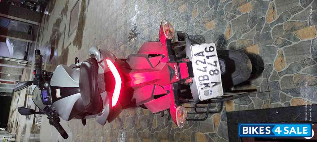 Silver Suzuki Gixxer SF 250 Silver Suzuki Gixxer SF 250