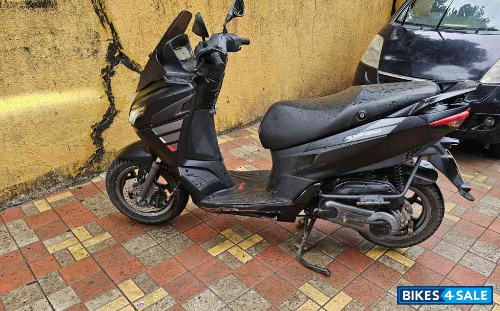Black Aprilia SXR 160 Black Aprilia SXR 160
