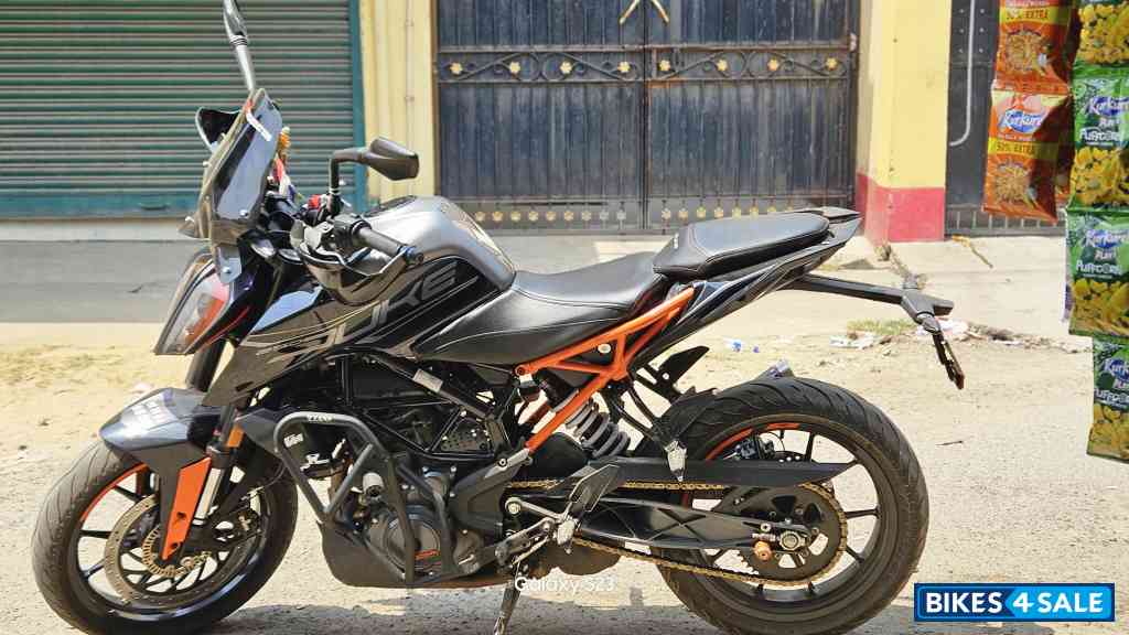Met Ebony Black And Grey KTM Duke 250 2022 Met Ebony Black And Grey KTM Duke 250 2022