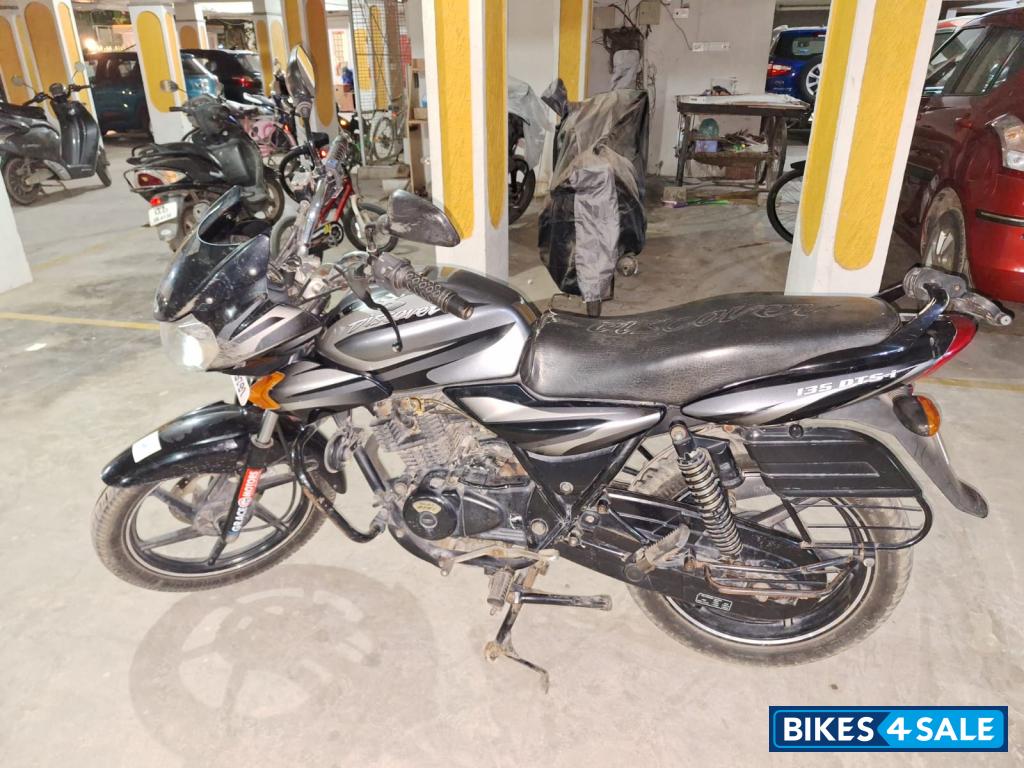 Black Bajaj Discover DTSi 135 Black Bajaj Discover DTSi 135
