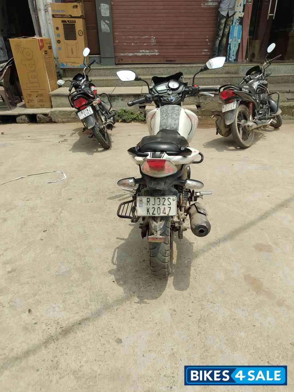 White TVS Apache RTR 180 BS6 White TVS Apache RTR 180 BS6