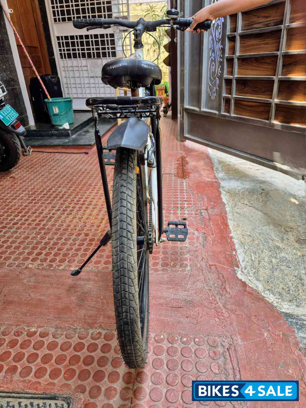 White Avon Cyclux yumi