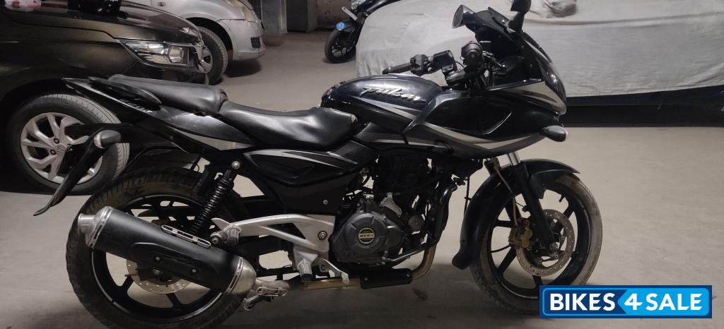 Black Bajaj Pulsar 220F