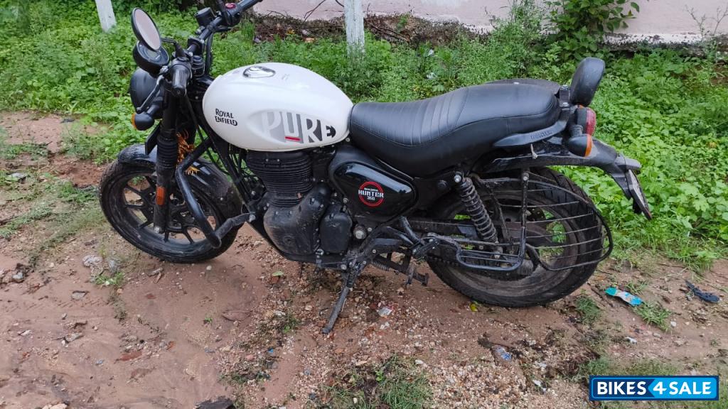 White Royal Enfield Hunter 350 Metro