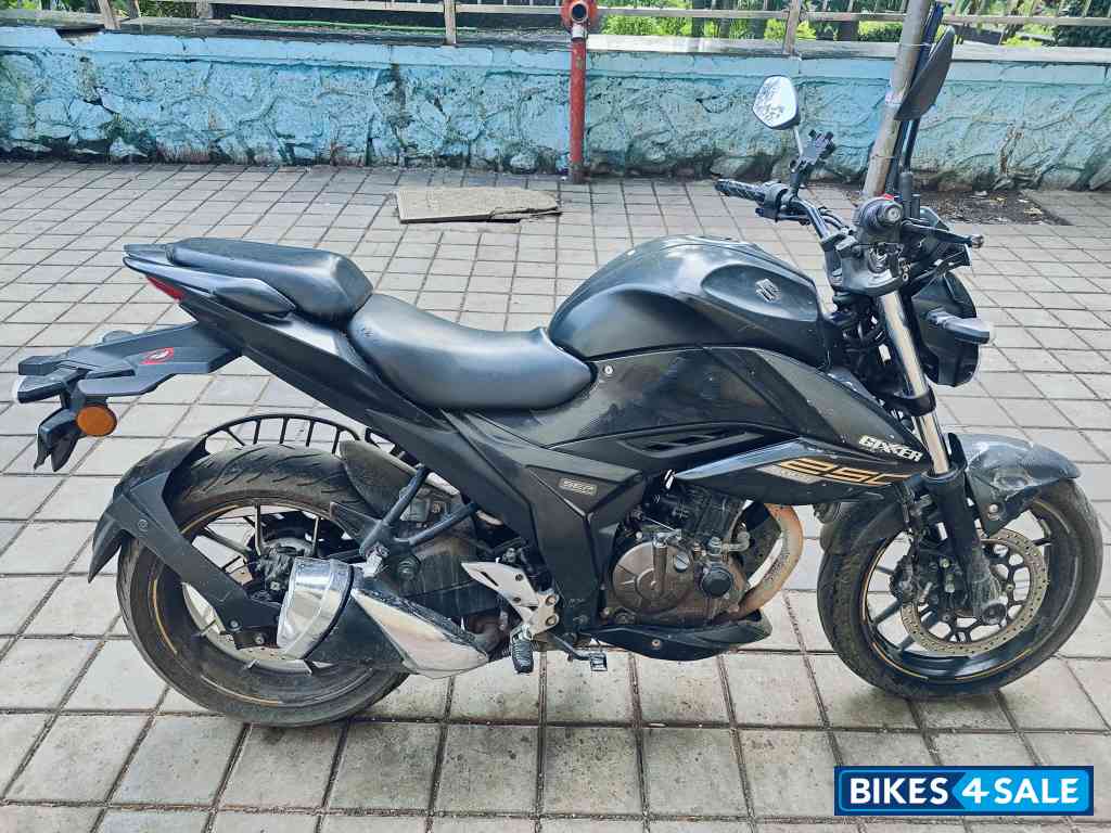 Mat Black Suzuki Gixxer 250 Mat Black Suzuki Gixxer 250