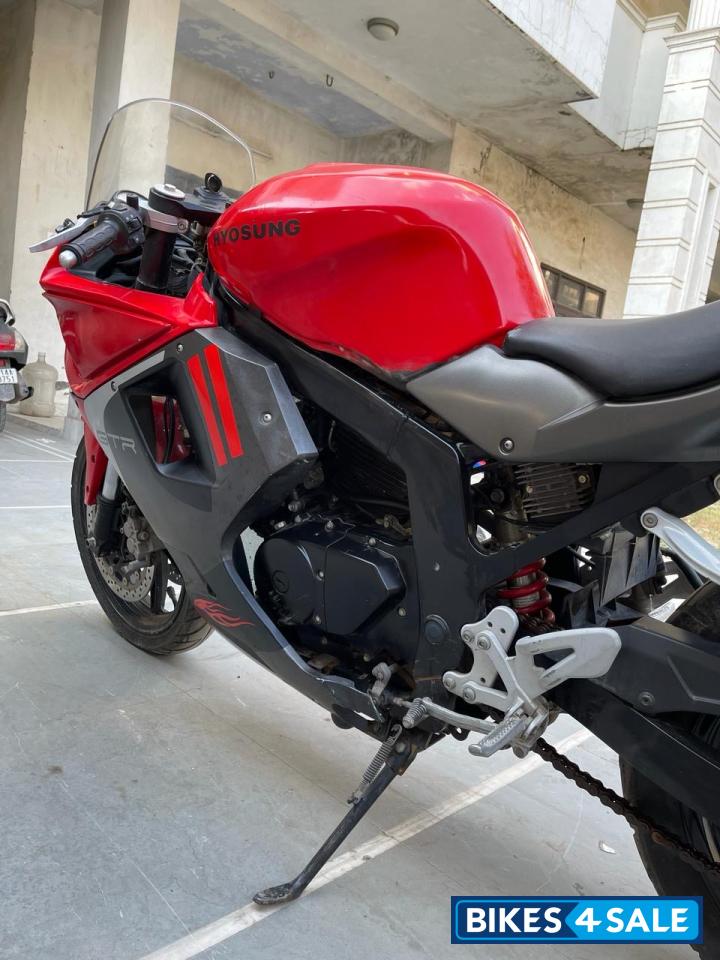 Red And Black Hyosung GT250R Red And Black Hyosung GT250R