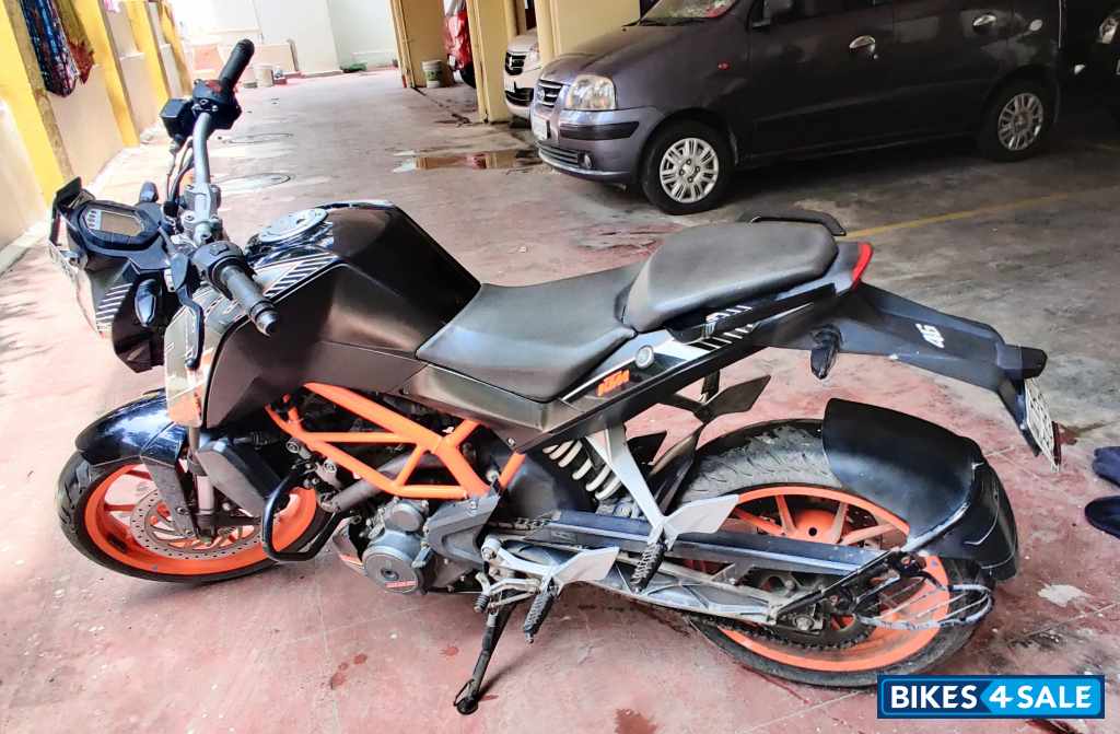 Orange KTM Duke 390