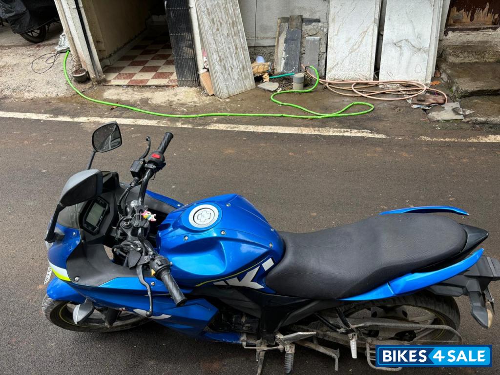 Blue Suzuki Gixxer 150 Blue Suzuki Gixxer 150