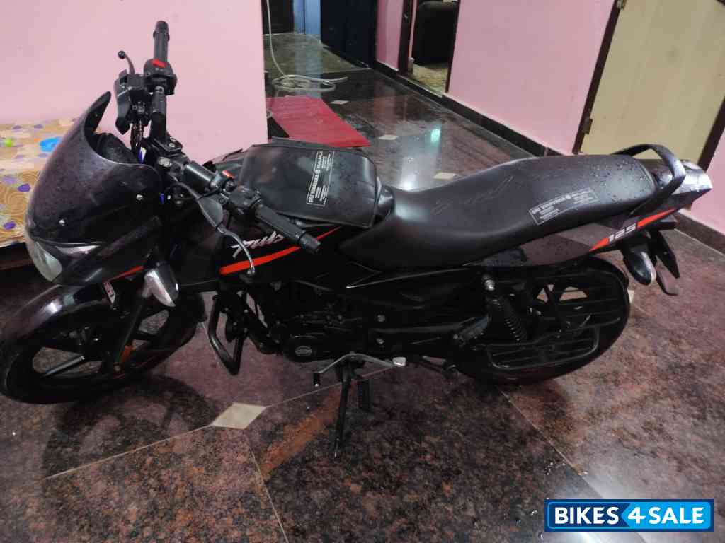 Black Bajaj Pulsar 125 Black Bajaj Pulsar 125