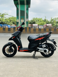 Aprilia SR 160 Carbon ABS