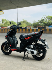 Aprilia SR 160 Carbon ABS